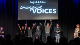 Los narradores saludan al público en el escenario del Arts Campus de Willits tras la novena edición del evento anual de narración "Immigrant Voices". 12 de marzo de 2026.
