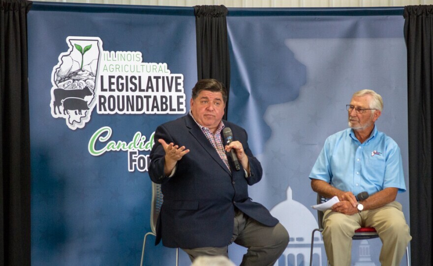 El gobernador JB Pritzker hablar durante una mesa redonda legislativa el miércoles en una granja del condado de McLean cerca de Lexington. El evento fue moderado por el presidente de Illinois Farm Bureau, Richard Guebert Jr (derecha).