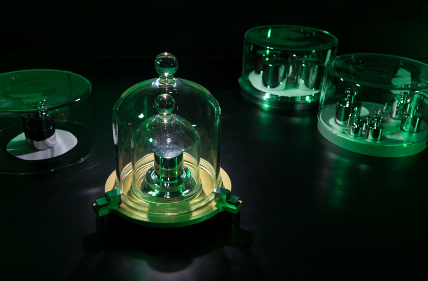 The U.S. National Institute of Standards and Technology in Maryland has its own copy of Le Grand K — a platinum-iridium kilogram known as K92. In the background are stainless-steel kilogram masses.