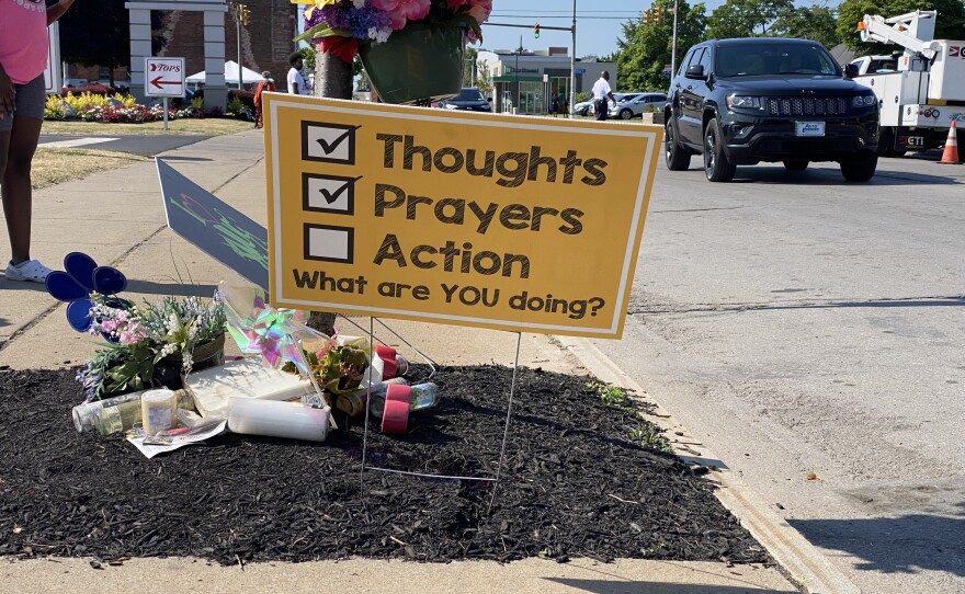 A sign on the sidewalk on Jefferson Avenue