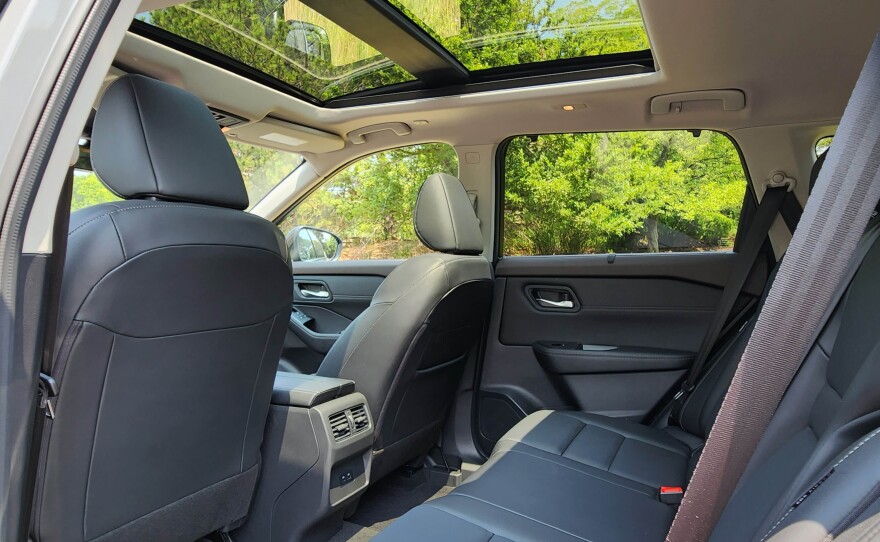 2023 Nissan Rogue SV AWD sunroofs