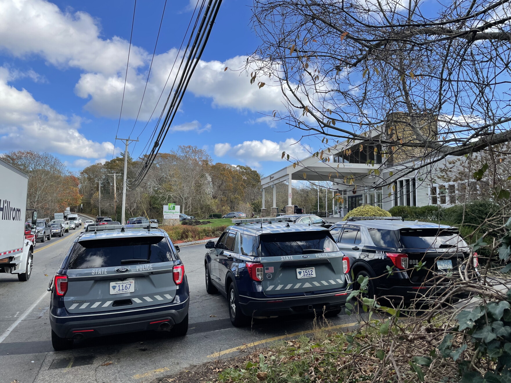 Robbery suspects still at large following armed bank heist | CAI