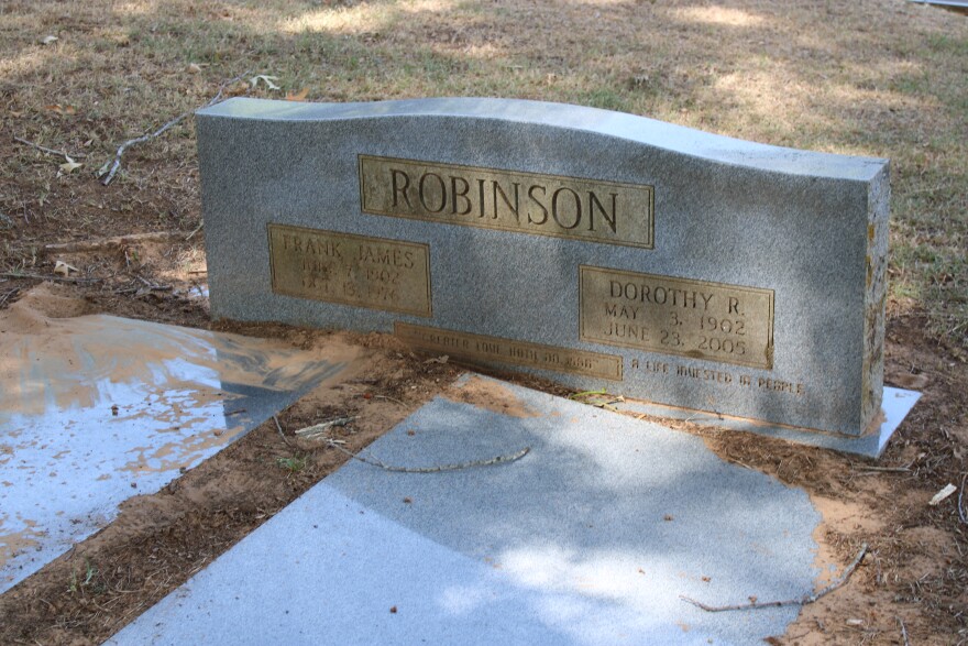 The grave of Frank and Dorthoy Robinson in the Palestine Memorial Cemetery