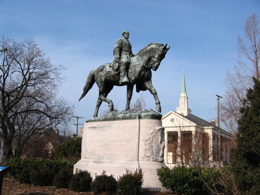 statue of Robert E. Lee atop a horse