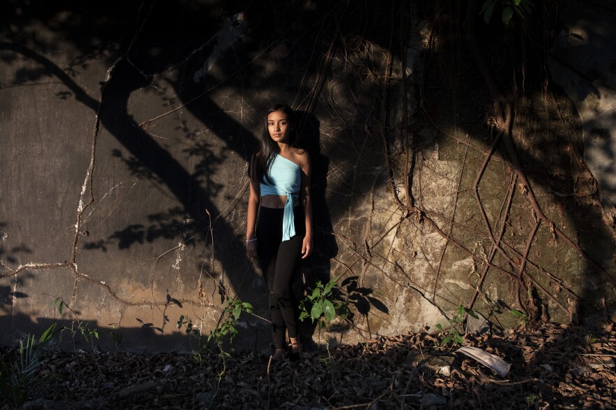 Mariangel Tumay, 13 años, baila desde los dos años, 2022. "Es una niña que está acostumbrada a ganarse las cosas. Yo la tengo mentalizada: usted nunca espere nada de nadie; gánese las cosas por su esfuerzo, por su inteligencia, por sus capacidades." Marcela comenta sobre su hija Mariangel.