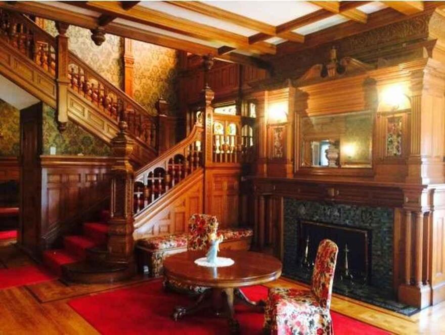 picture of very ornate victorian-era living room