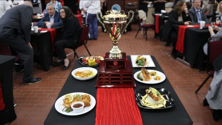 Platillos finales de los equipos participantes en la competencia de artes culinarias del departamento de correcciones de Florida. Foto por: Candy Fontana Verde