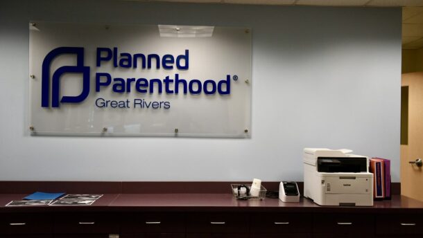 New signage reflects the rebranding of Planned Parenthood Great Rivers at its clinic in St. Louis’ Central West End (Anna Spoerre/Missouri Independent).