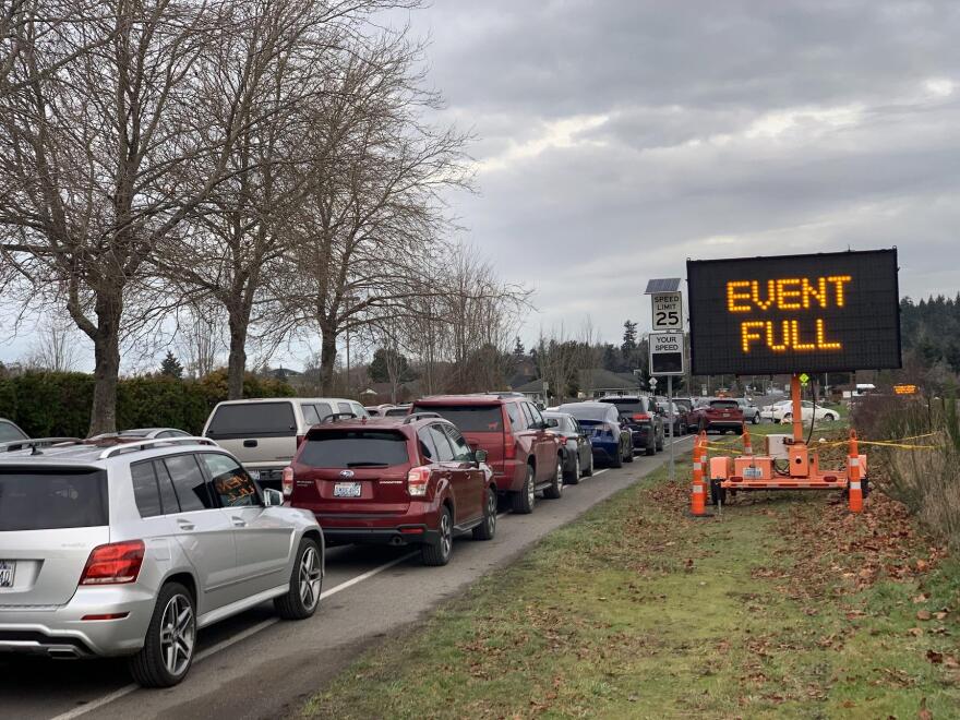 Cars-line-up-in-Sequim-for-covid-vaccine-011421-CREDIT-Tom-Banse.jpg