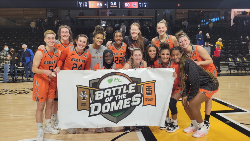 Bengals pose with the battle of the domes banner
