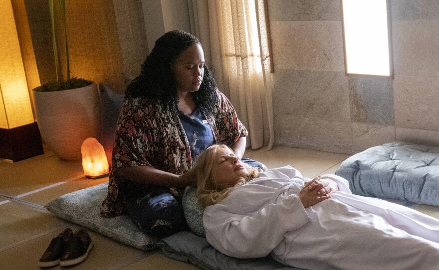 Natasha Rothwell and Jennifer Coolidge play a wary spa manager and her client in <em>The White Lotus</em>.