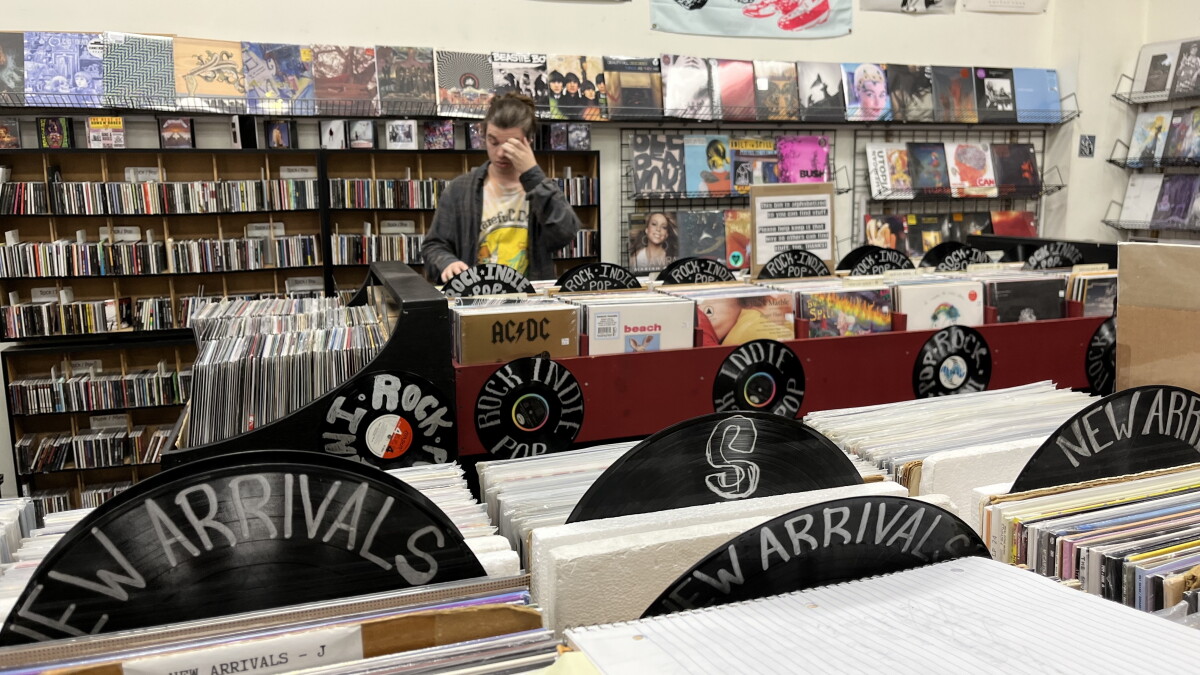Turning the turntables: Gainesville's vinyl culture continues to grow in popularity - Vimarsana News
