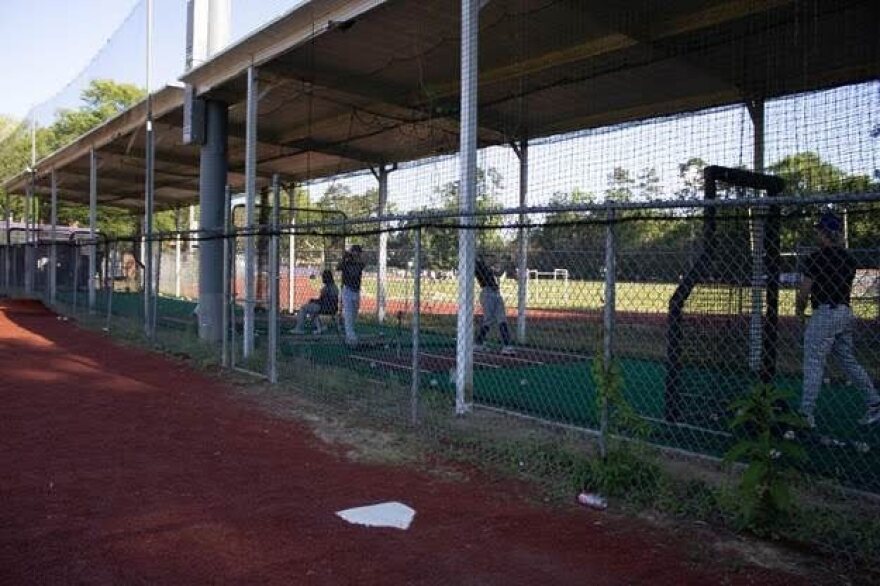 Jugadores de GHS calientan en la jaula de bateo durante una práctica. Foto por: Natalia Lopez.