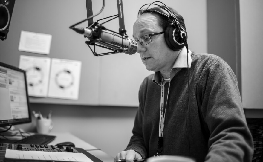 000018_gen_-_waynenewscast_01-bw-web.jpg
