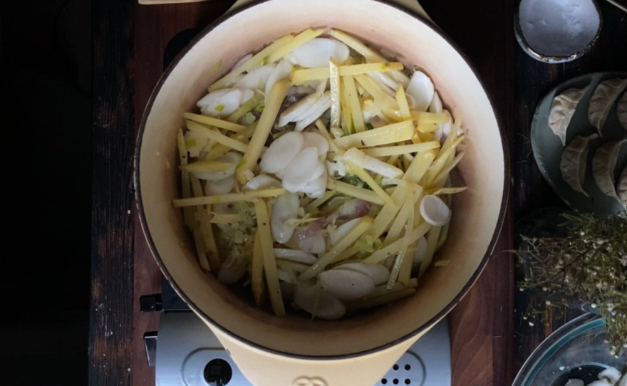 <em>Tteokmanduguk</em>
