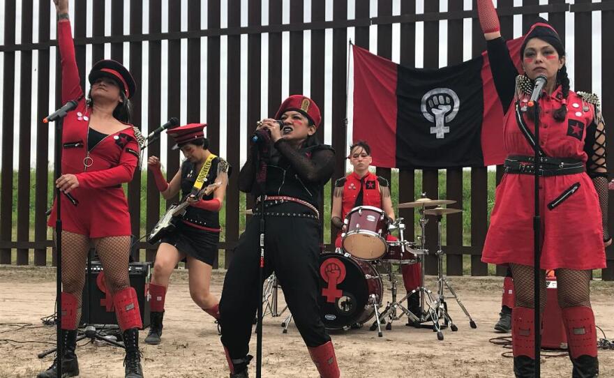 cancion_cannial_photo_at_border.jpg