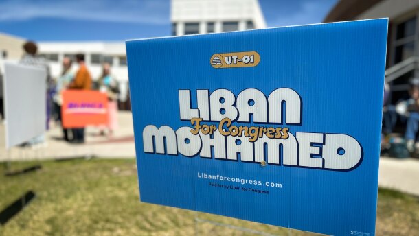 Un letrero de campaña de Liban Mohamed en el césped afuera de la Convención Demócrata de Utah en Jordan High School en Sandy, 25 de abril de 2026.