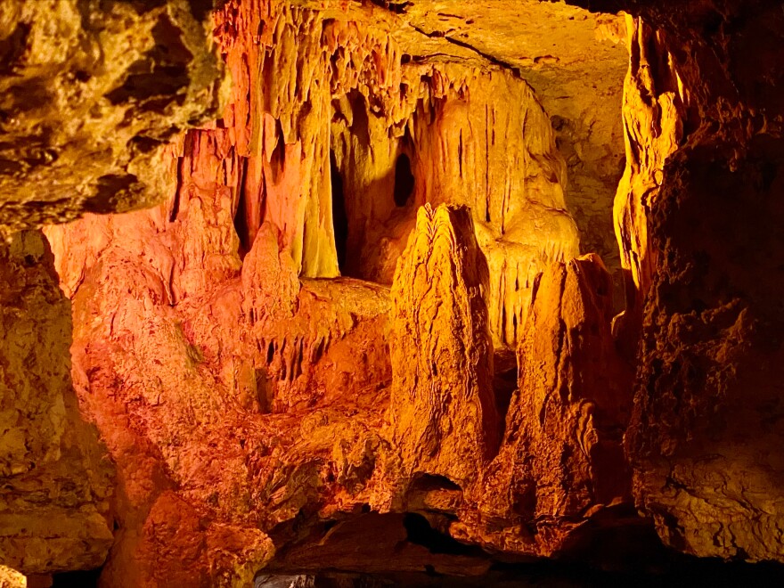 Stark Caverns à Eldon, Missouri, a vécu de nombreuses vies comme une aire de repos pour le bétail, un bar clandestin, des élevages de truites et même une patinoire à roulettes.