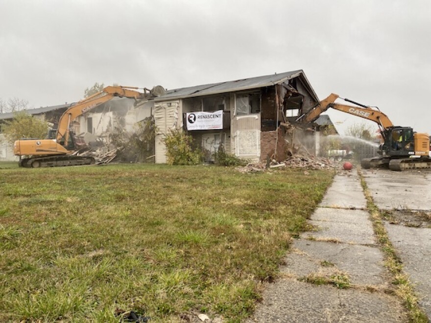 Demolition for the vacant Oaktree Apartments in 2019.