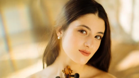 Violinist Maria Duenas