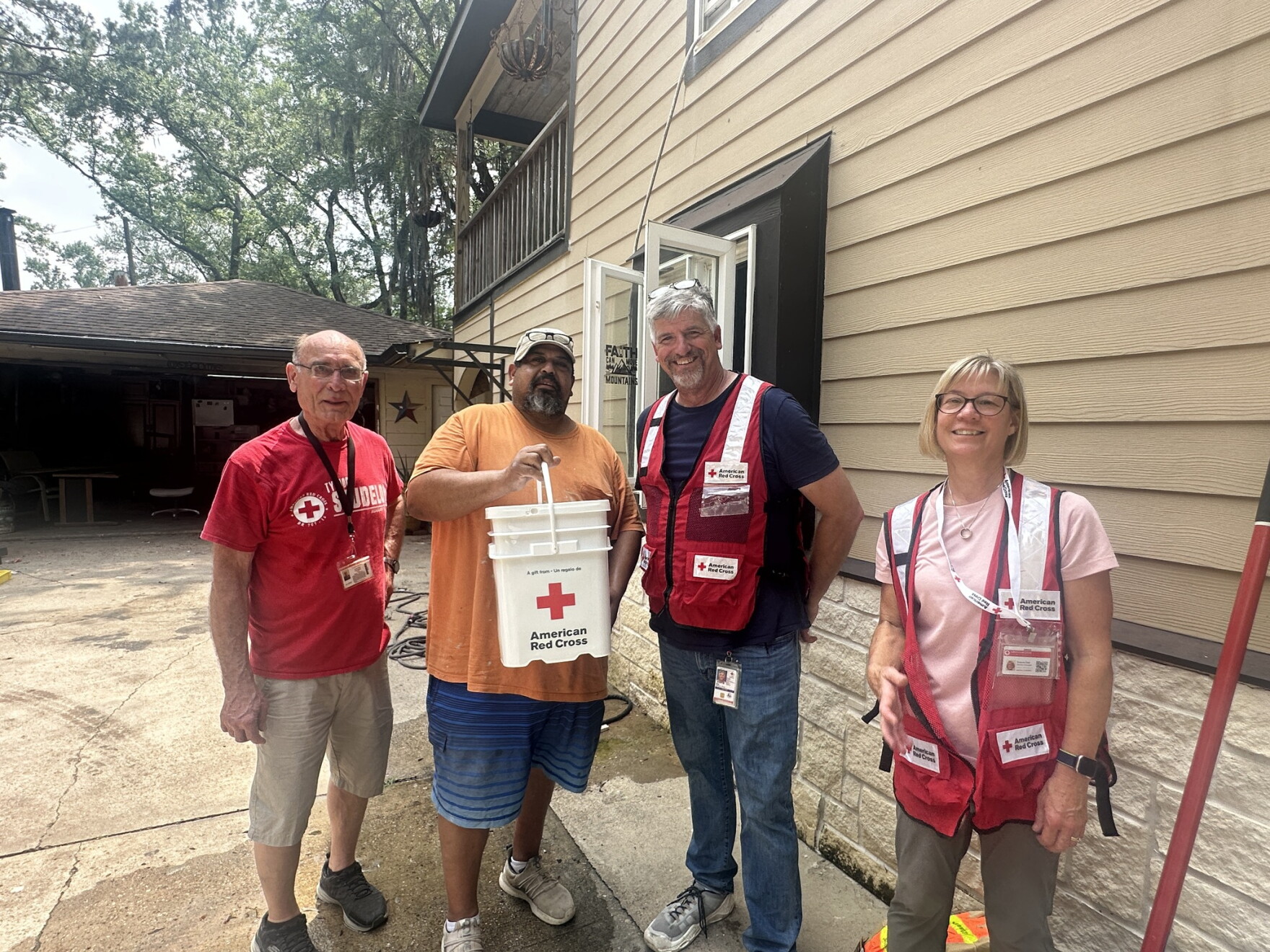 Local Red Cross volunteers are deploying to Florida in front of ...