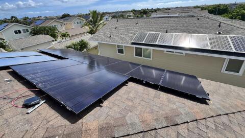 Rooftop solar on several homes in Hawaiʻi.