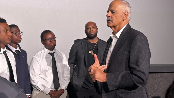 Stedman Graham talking to teenage boys