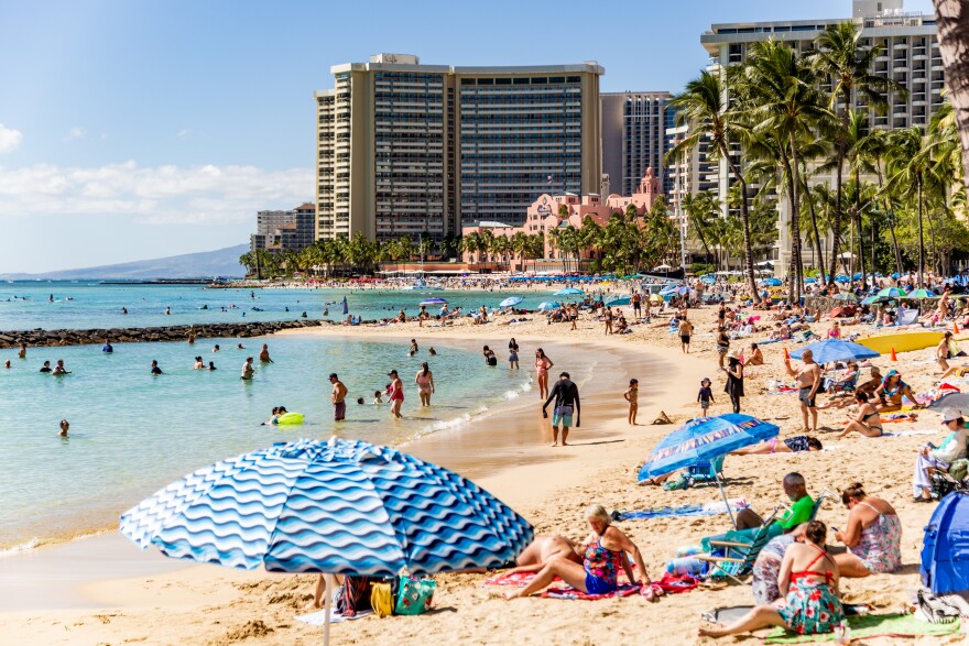 Visitors set up umbrellas at Kūhiō Beach in Waikīkī. (February 25, 2026)