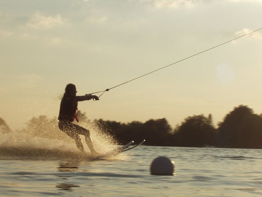 water-skiing-ge0546e43f_1280.jpg