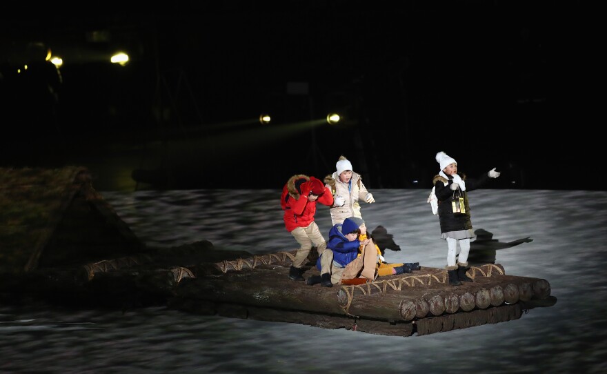 Where there are children, there's often talk of the future. The five children are crossing the river on a raft – but then a storm befalls them.