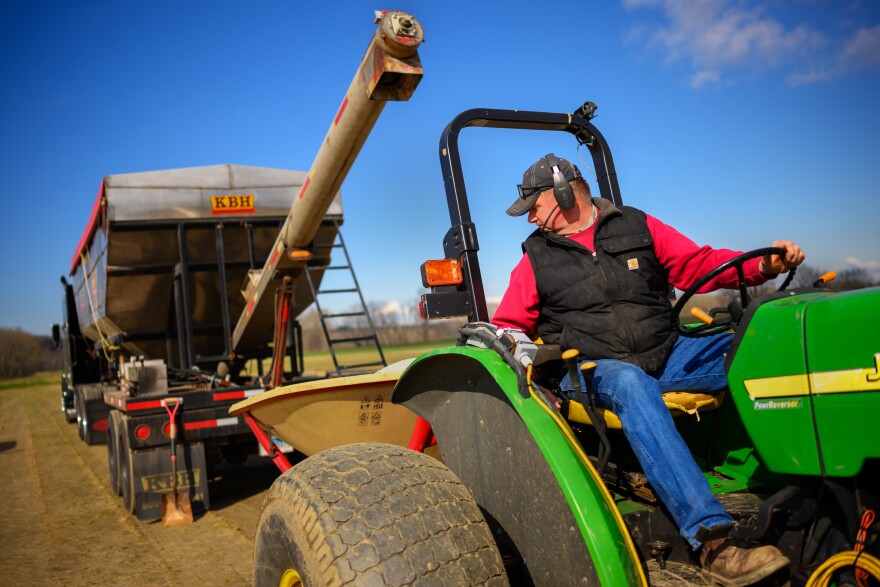 Компания Fairweather Growers принадлежит семье Билла Коллинза (вверху) на протяжении четырех поколений на протяжении более 100 лет. Ферма в Роки-Хилле, штат Коннектикут, выращивает различные сельскохозяйственные культуры на 400 акрах сельскохозяйственных угодий, где, по словам Билла, для работы оборудования фермы требуется около 1500-2000 галлонов топлива в неделю. По словам Коллинза, из-за роста цен на топливо и удобрения из-за войны в Иране они уже решили сократить производство в этом году на 20%, чтобы попытаться сохранить и без того небольшую норму прибыли.