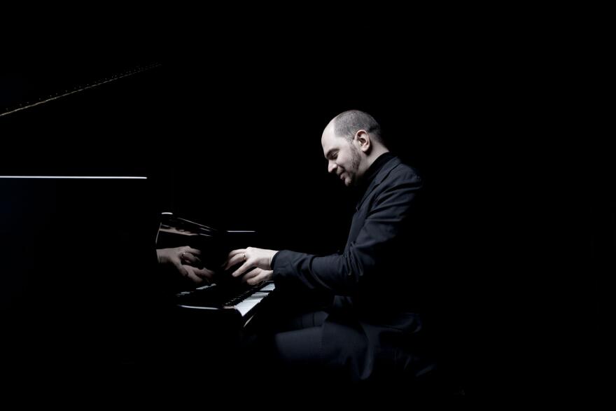 Kirill Gerstein.  Photo by Marco Borggreve