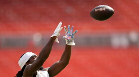 Cleveland Browns tight end Dae'Quan Wright warms up before a preseason NFL football game against the Buffalo Bills, Saturday, Aug. 22, 2026, in Cleveland. 