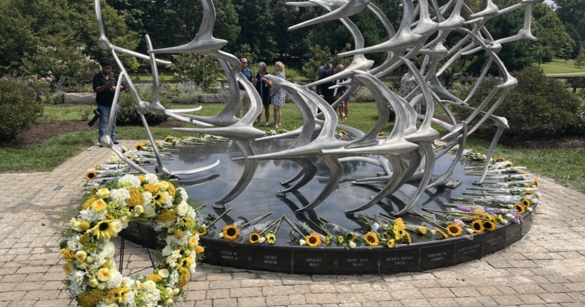 20 years after deadly Lexington plane crash, city leaders and family members mourn