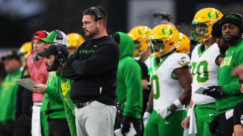 Oregon head coach Dan Lanning and players on the sidelines.