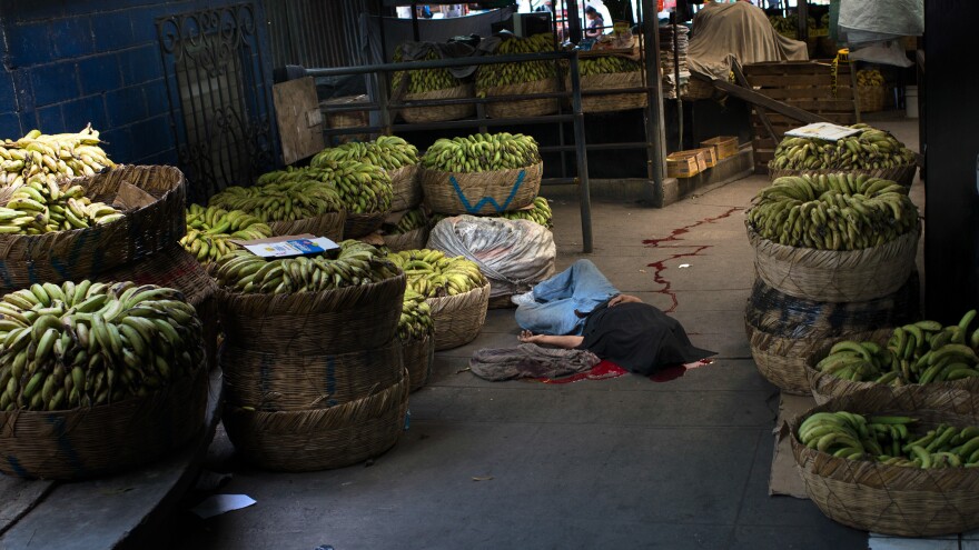 A banana seller was killed in San Salvador's central market after his employer refused to pay an increase in the extortion money required by the gang operating in the area.
