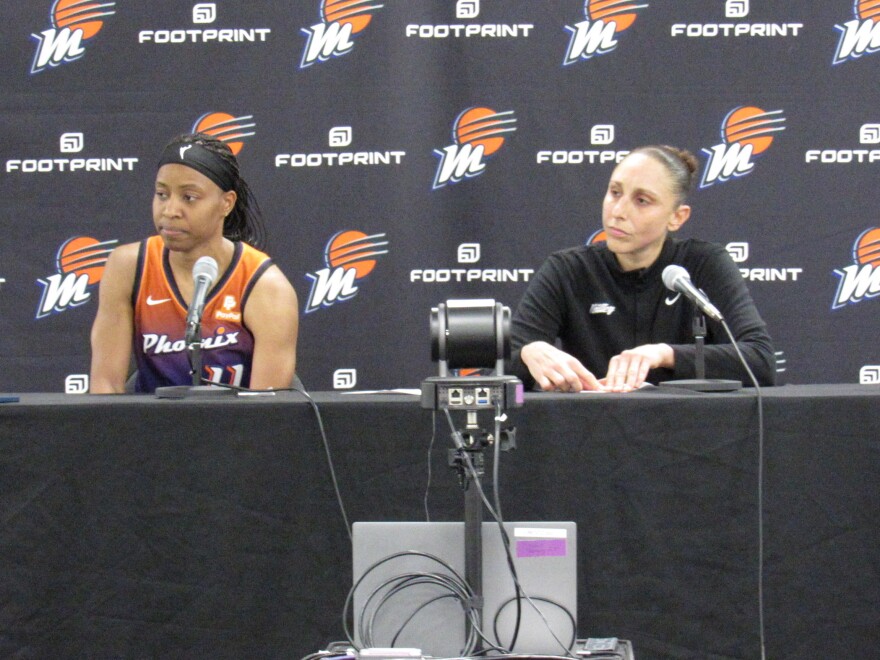 Игроки Mercury Ши Беде (слева) и Дайана Торасси принимают участие в пресс-конференции после победы своей команды над Los Angeles Sparks в Финиксе в четверг.