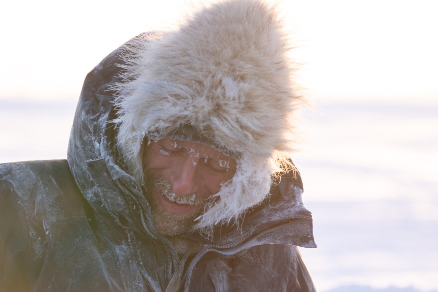 Iditarod's defending champ poised to repeat as team races out of White Mountain