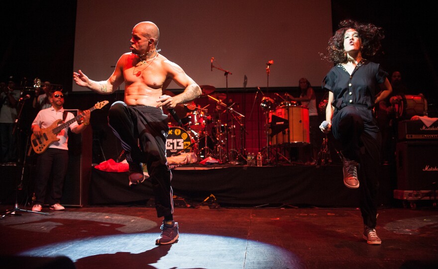 The set included newer material, as well as classics such as "Atrevete-te-te" and "Cumbia De Los Aburridos."