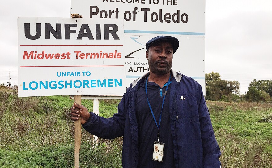 picketing longshoreman