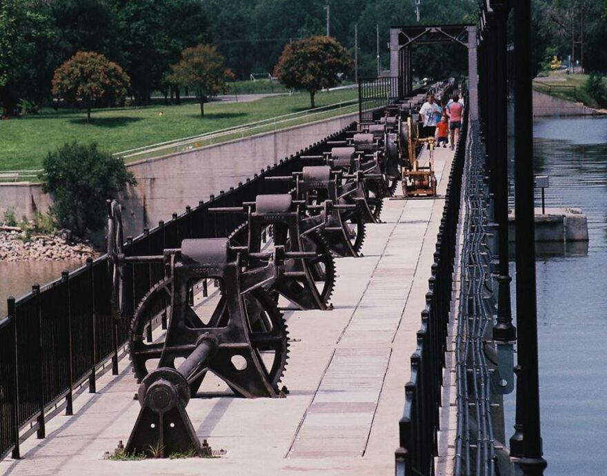 The dam is topped with wheels to control the gates. Those will remain after the rehabilitation, but they won't be functional.