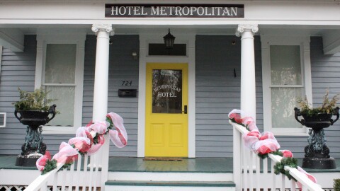 The front door of the Hotel Metropolitan