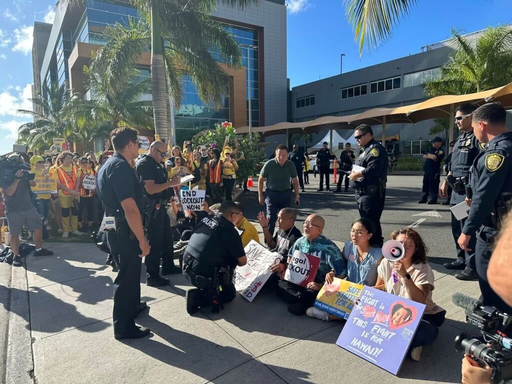 Labor contract talks continue following blockade, arrests at Kapiʻolani ...