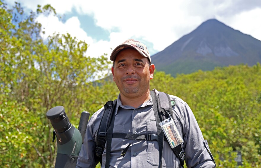 Raúl Obregón Hernandez cambió de ser trabajador agrícola donde ganaba un salario bajo a trabajar como guía de la naturaleza. (Kat Tran/WUFT News)