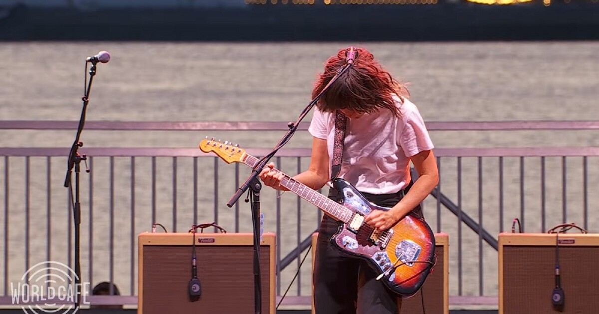 Courtney Barnett performs a mini concert