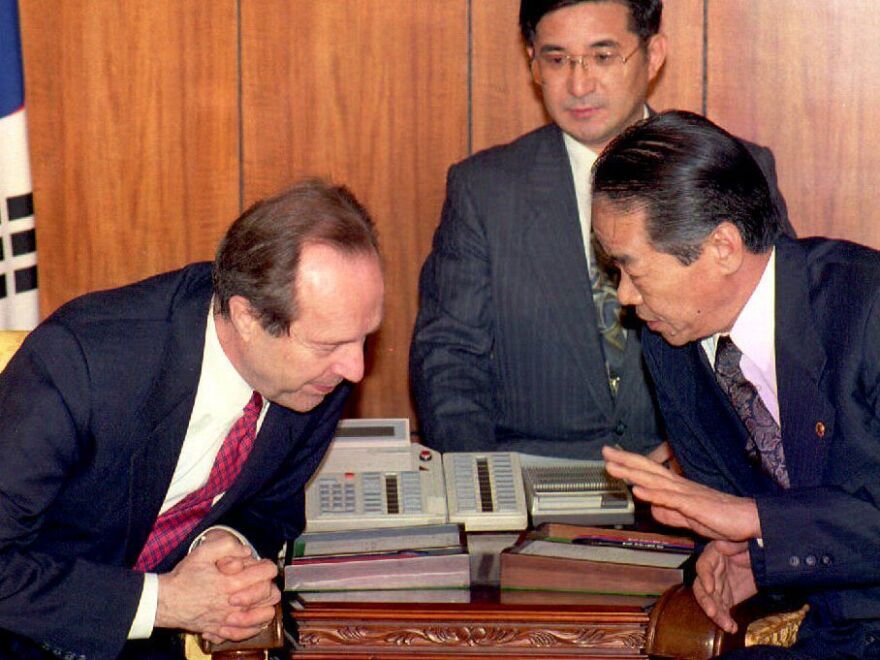 U.S. former Defense Secretary William Perry (left) and South Korean Defense Minister Rhee Byoung-tae confer at the Ministry of National Defense in Seoul in April 1994.