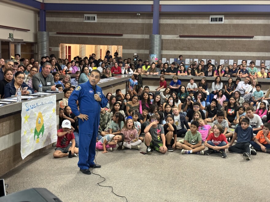 El ex astronauta de la NASA José Hernández visitó Carson High School para inspirar a cientos de estudiantes.