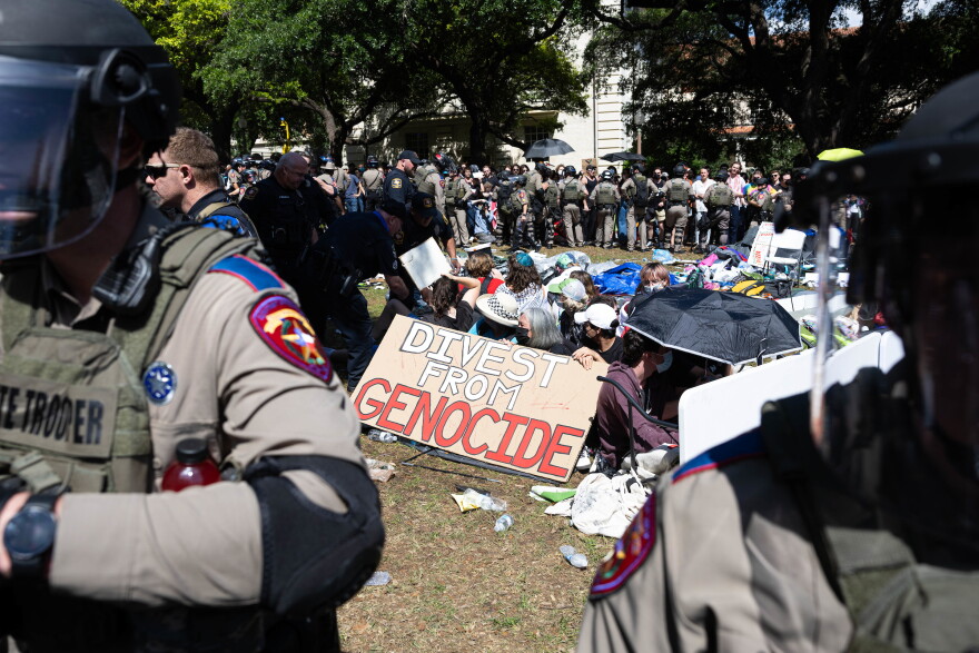 Ut Austin Riots Pro-Palestinian protesters at UT Austin call for university to divest ...