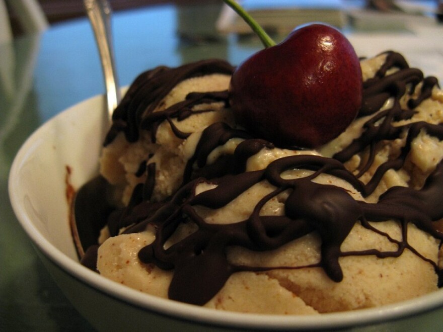 First attempt making vegan ice "cream". It's flavoured with cocnut milk, almond butter, maple syrup and vanilla extract. And that's Bernard Callebeaux Bittersweet chocolate drizzled on top (dairy-free, of course).