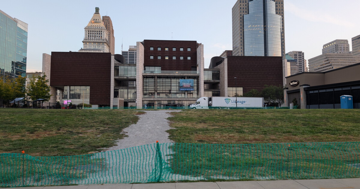 'Sing the Queen City' sign takes a breather